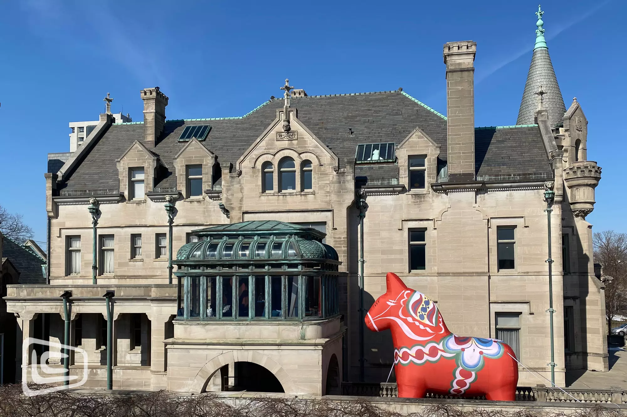 custom inflatable Dala Horse in front of the American Swedish Institute